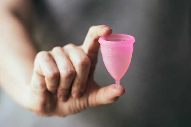 Review dan Cara Pakai Menstrual Cup, Aman Nggak Sih? Ini Jawabannya!