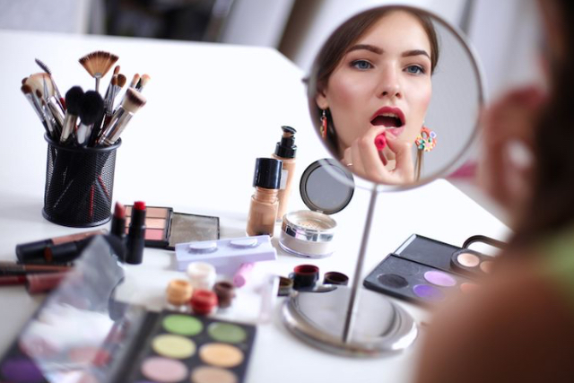 Cara Mencegah Makeup Transfer untuk Tampilan Makeup yang Lebih Tahan Lama