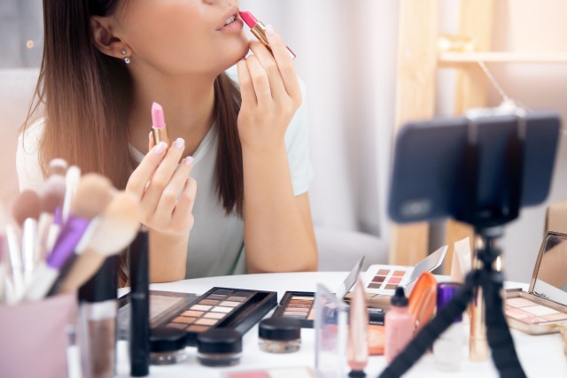 Tutorial Make Up Kondangan Simple dengan 7 Langkah Mudah