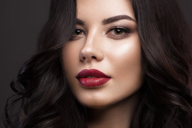 4+ Rekomendasi Lipstick Warna Merah Maroon Matte yang Bold & Elegan