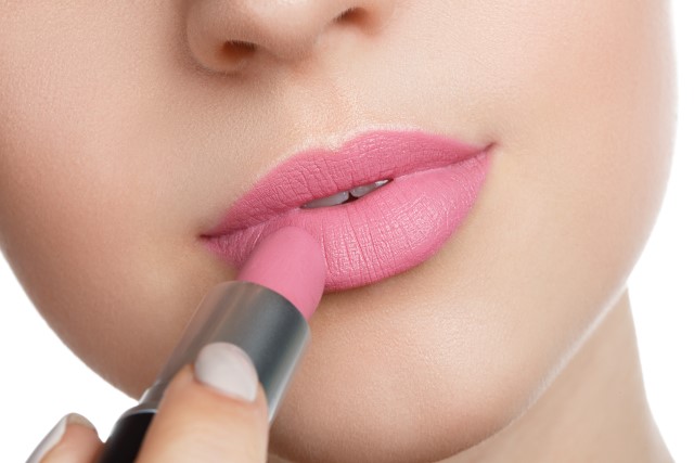 Awet Seharian, Ini 7 Lipstik Tahan Lama Waterproof Terbaik dan Anti Transfer