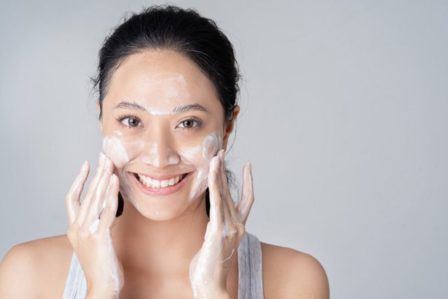 5 Facial Wash Lokal Untuk Mencerahkan Wajah dengan Aplikator Brush, Efektif Membersihkan Wajah Hingga ke Pori-pori!