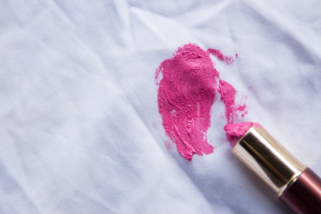 Simak Tips Cara Menghilangkan Noda Lipstik di Baju Paling Ampuh