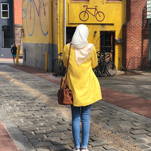 Baju Kuning Cocok dengan Jilbab Warna Apa? Tentukan Pilihan Warna Terbaikmu Di Sini!