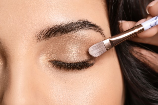 Khusus Buat Pemula, Ini Cara Memakai Eyeshadow yang Benar Biar Hasilnya Lebih Maksimal!