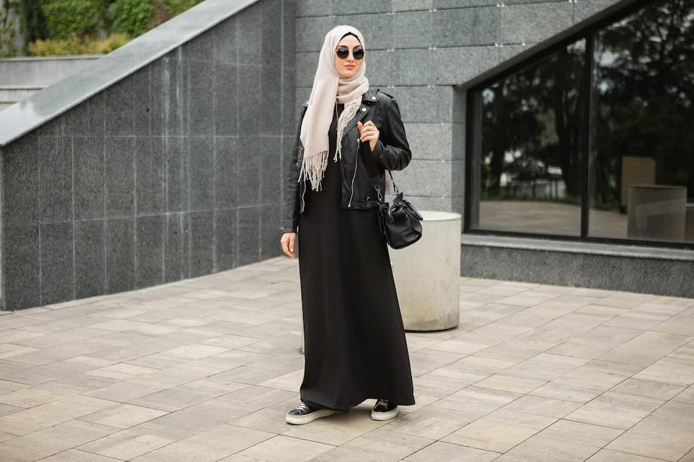 Rekomendasi Warna Hijab yang Cocok untuk Baju Hitam, Tampilanmu Jadi Makin Mempesona!