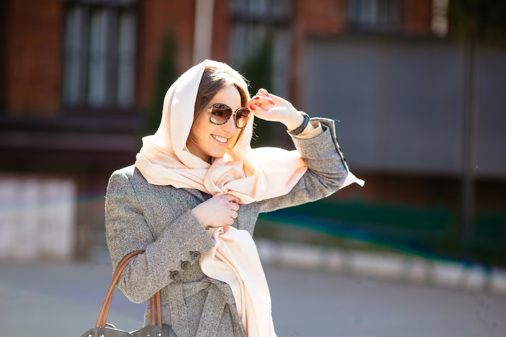 Mix and Match Baju Warna Abu yang Bikin Kamu Makin Stylist