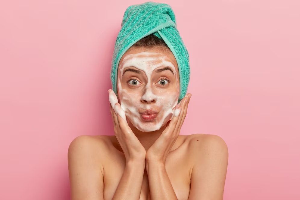 Perbedaan Facial Wash, Facial Scrub dan Facial Foam, Jangan Salah Pilih Produk!