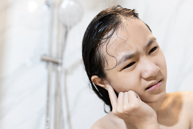 4 Cara Menghilangkan Air di Telinga yang Aman dan Praktis