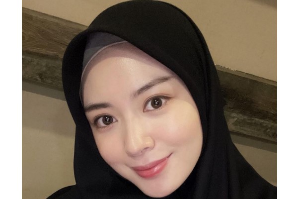 Intip Outfit Hijab Ala Ayana Moon, Hijaber Cantik dari Korea