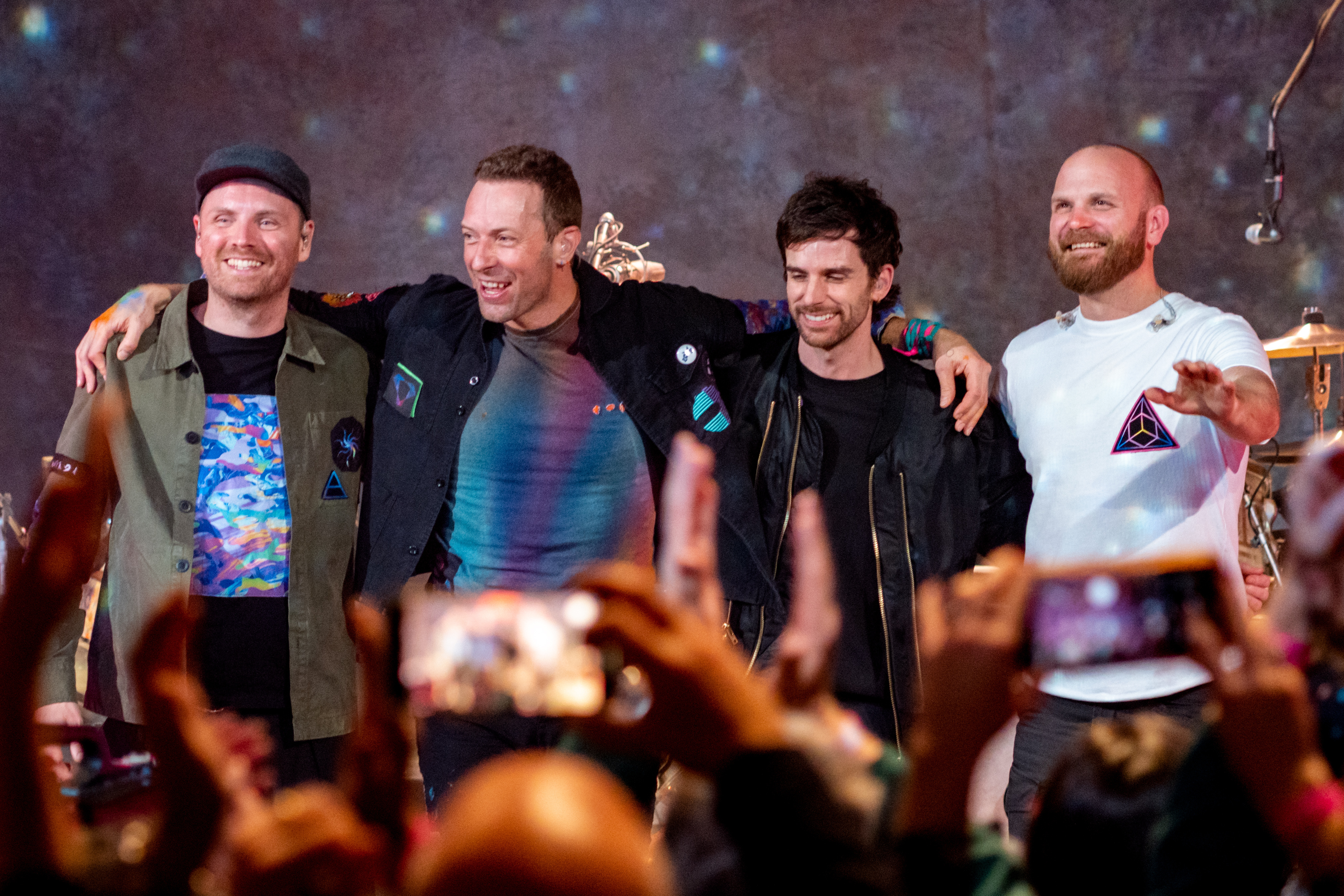 Lagu Coldplay Paling Hits yang Wajib Kamu Hafalin Kalau Mau Ikut Konsernya