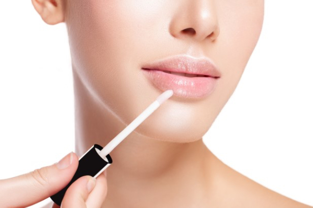 Yuk Ketahui Perbedaan Antara Lip Serum dan Lip Oil untuk Perawatan Bibirmu