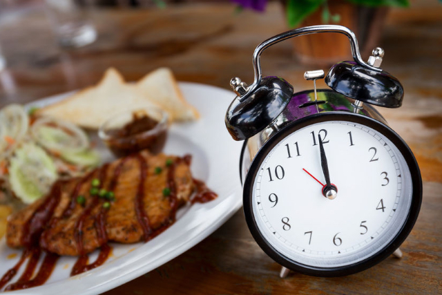 Ini Dia Cara Menentukan Jam Makan yang Tepat saat Sedang Diet