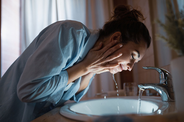 Hindari Kesalahan Umum Saat Mencuci Muka: Tips untuk Merawat Kulit dengan Benar