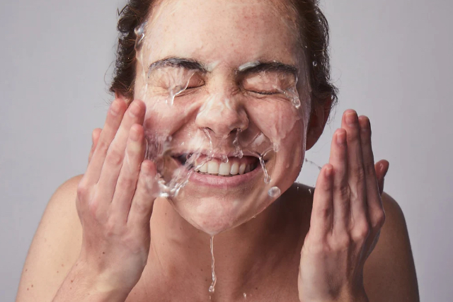 Cuci Muka dengan Air Hangat atau Dingin: Mana yang Lebih Baik untuk Kulitmu?