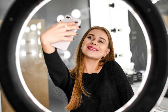 Tips Makeup Anti Flashback: Membuat Tampilan Makeupmu Tahan Flash Kamera