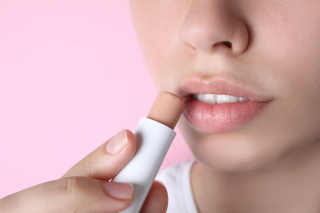 Perbedaan Antara Lip Balm dan Lip Mask: Mana yang Tepat untuk Perawatan Bibirmu?