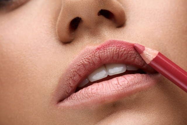 Tips Penggunaan Lip Liner untuk Tampilan Bibir Lebih Tebal