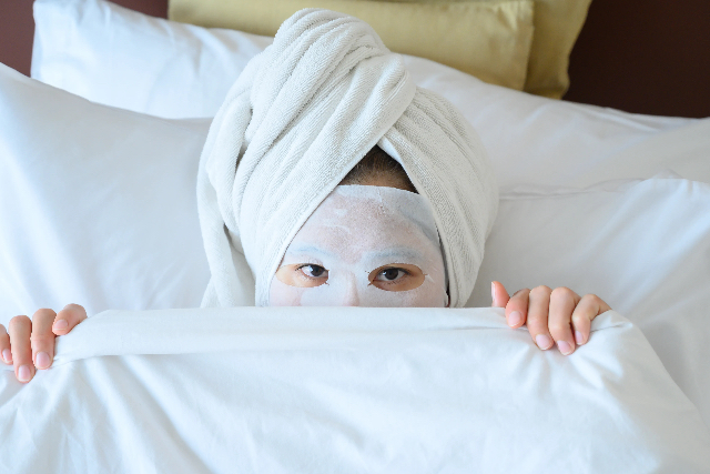 Bisakah Sheet Mask Digunakan Selama Tidur? Kenali Manfaat, Risiko, dan Cara Penggunaannya