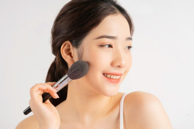 Tips Menggunakan Makeup untuk Mencegah Tampilan Makeup Menjadi Crack dan Cakey