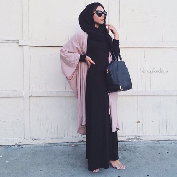 Padu Padan Warna Baju Hitam dan Hijab untuk Penampilan yang Lebih Cantik