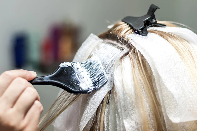 Cara Menghilangkan Bleaching Rambut, Aman dan Gak Bikin Rusak