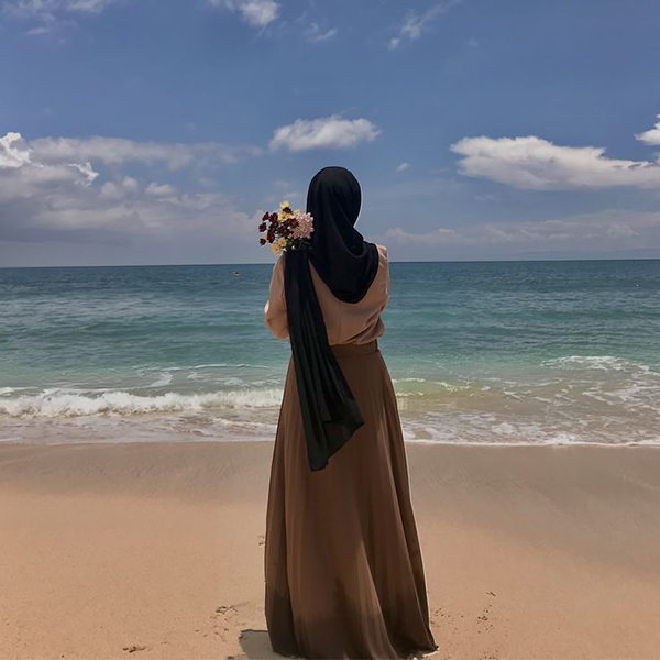 Inspirasi OOTD Hijab Pantai Jeans yang Super Kece, Cocok Kamu Unggah ke Sosmed!