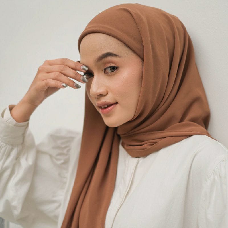 Tutorial Hijab Segi Empat Syari yang Buat Penampilanmu Semakin Mempesona