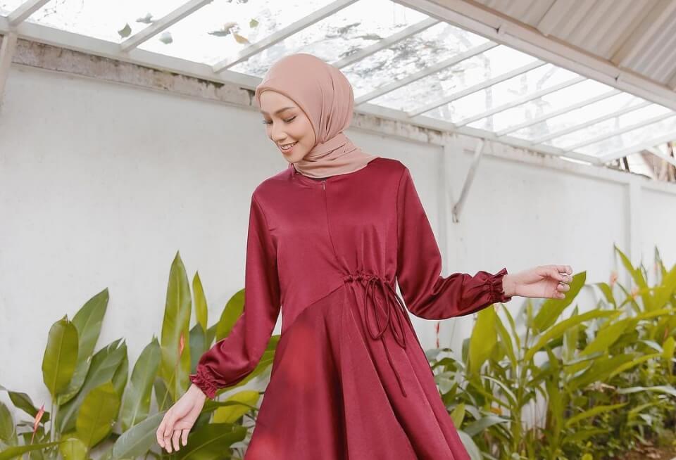 Baju Merah Maroon Cocok dengan Jilbab Warna Apa ya? Ini Pasangan Terbaiknya!