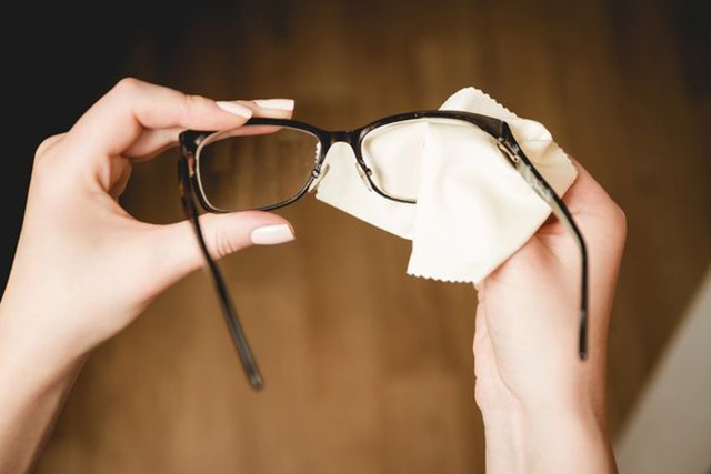 Cara Membersihkan Kacamata yang Benar agar Tidak Tergores