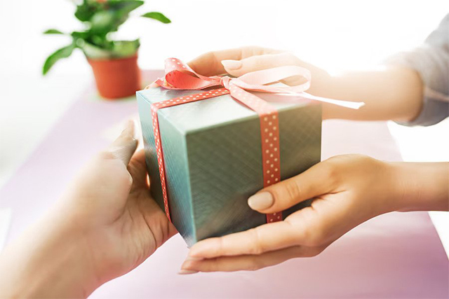 Kamu Single? Lakukan 3 Hal Ini Jika Receiving Gifts Adalah Love Language Kamu!