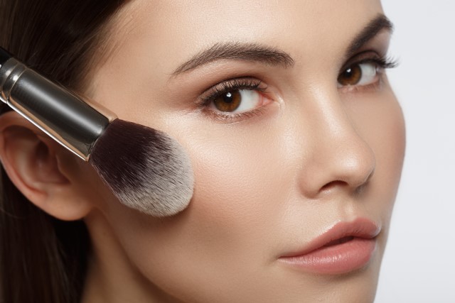 7 Tips Makeup Anti Luntur, Tahan Lama Meski Berkeringat