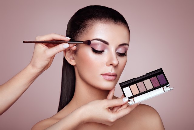 Tutorial Makeup Bold, Cara Membuat Riasan yang Berani dan Menawan!