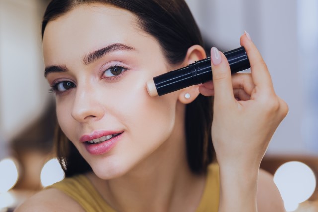 Tips Memakai Concealer untuk Menutupi Bekas Jerawat, Makeup Makin Flawless!