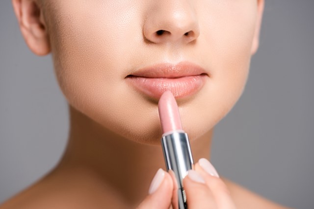 Cara Mengatasi Lipstik Terlalu Terang, Ikuti Langkah Lengkap Praktisnya!