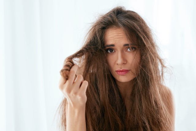 Tips 5 Menit Merawat Rambut Kering dan Mengembang