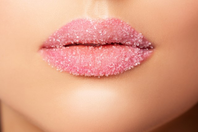 4 Urutan Pemakaian Lip Care Routine Anti Bibir Kering, Coba Yuk!