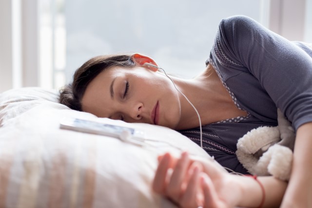 Bahaya Pakai Headset Saat Tidur, Perlu Kamu Pikirkan Lagi!