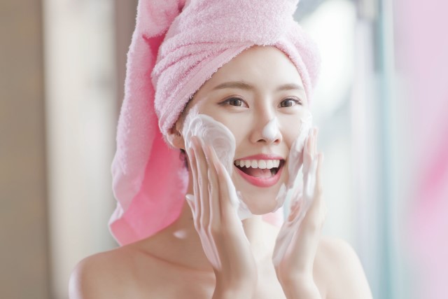 5 Facial Wash yang Bikin Glowing dan Mencerahkan yang Harganya Ramah di Kantong
