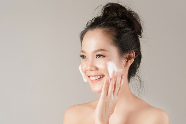 Simak Perbedaan Facial Foam dan Facial Wash yang Sering Dianggap Sama