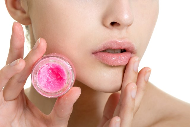 Cara Eksfoliasi Bibir Hitam Secara Alami Hasil Pink, Coba Yuk!