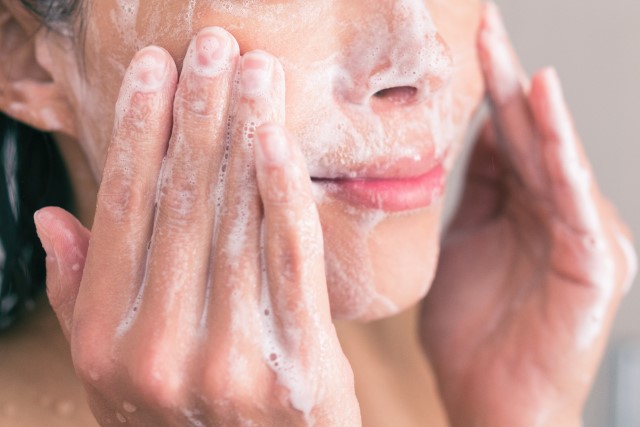 6 Facial Wash untuk Kulit Berjerawat, Ada yang Mengandung Salicylic Acid Lho!
