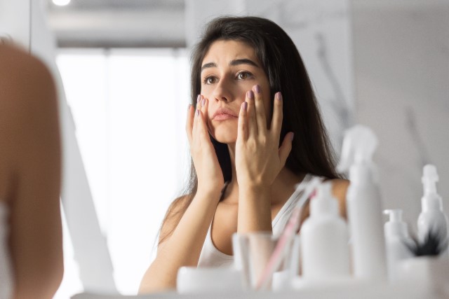 10 Penyebab Wajah Lengket Setelah Memakai Skincare, Yuk Cari Tahu!