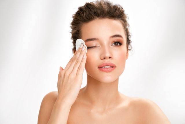 4 Rekomendasi Pembersih Make up untuk Kulit Sensitif yang Lembut dan Aman