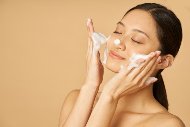 5 Perbedaan Facial Foam dan Facial Wash, Jangan Sampai Tertukar