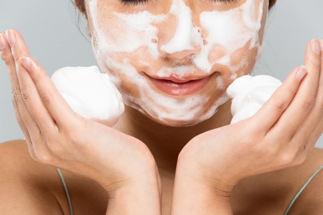Sudah Tepatkah Caramu Pakai Facial Wash untuk Kulit Sensitif?
