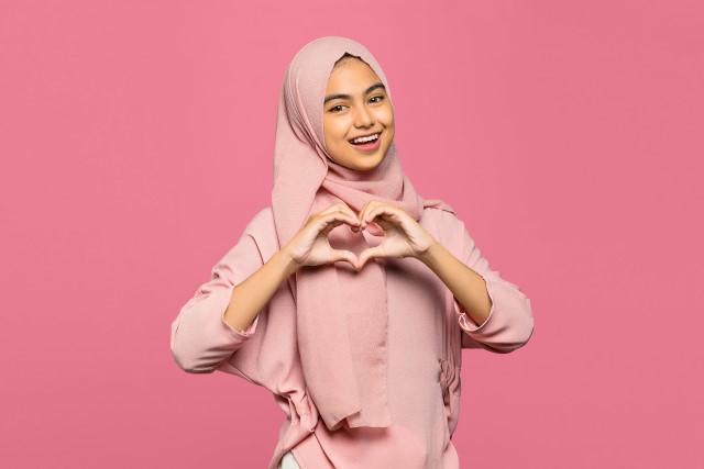 Mix and Match Baju Pink Cocok dengan Jilbab Warna Apa?