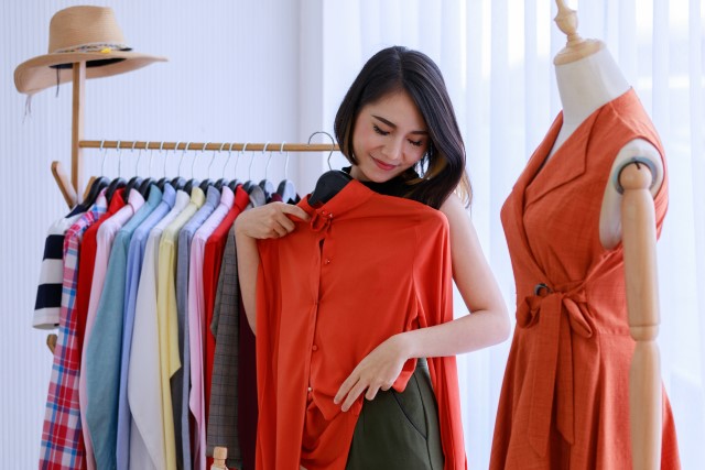 Cara Memilih Baju Sesuai Warna Kulit Yang Super Mudah