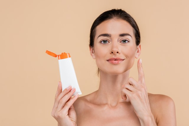 Sunscreen Spray vs Lotion, Mana yang Lebih Bagus?