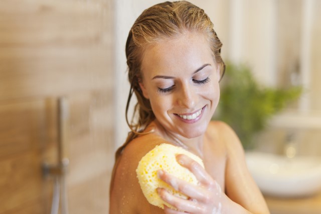 4 Perbedaan Shower Gel vs Body Wash, Mana yang Lebih Baik?